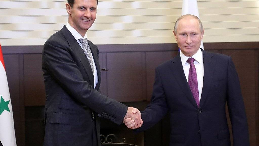 Syriens Machthaber Baschar al-Assad (l.) mit seinem Verbündeten, dem russischen Präsidenten Wladimir Putin. (Archiv)
