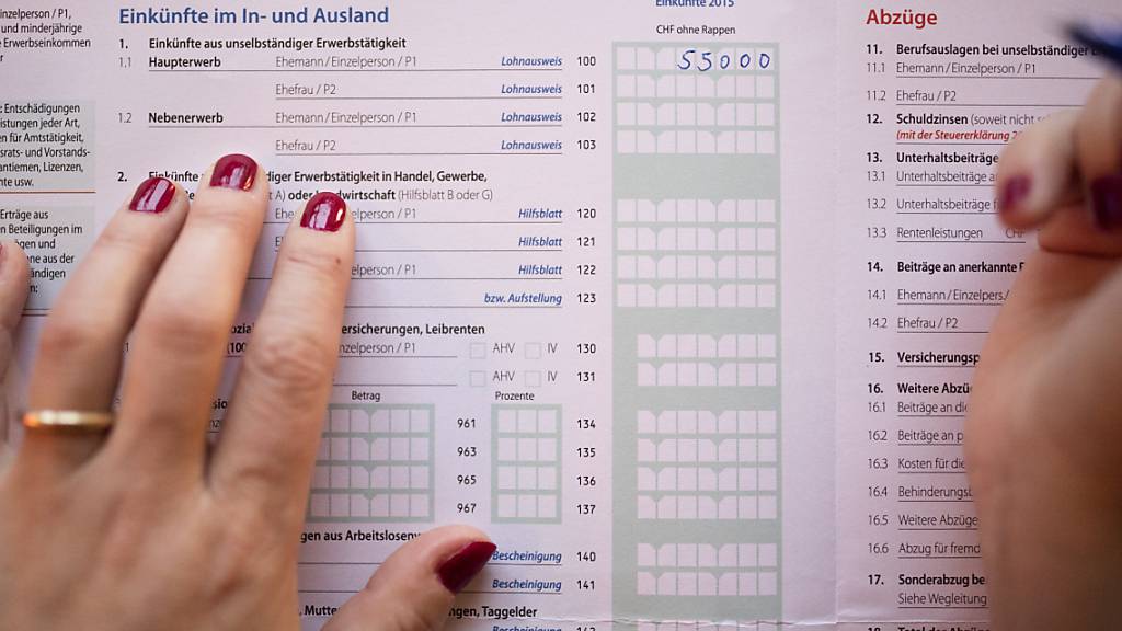 Steuererklärungen werden im Kanton Obwalden immer seltener von Hand ausgefüllt. (Symbolbild)