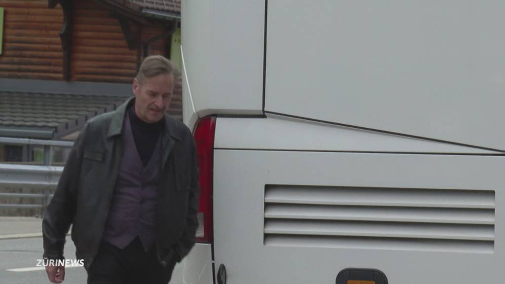 Ein Einsiedler fährt Trauernde nach Rom