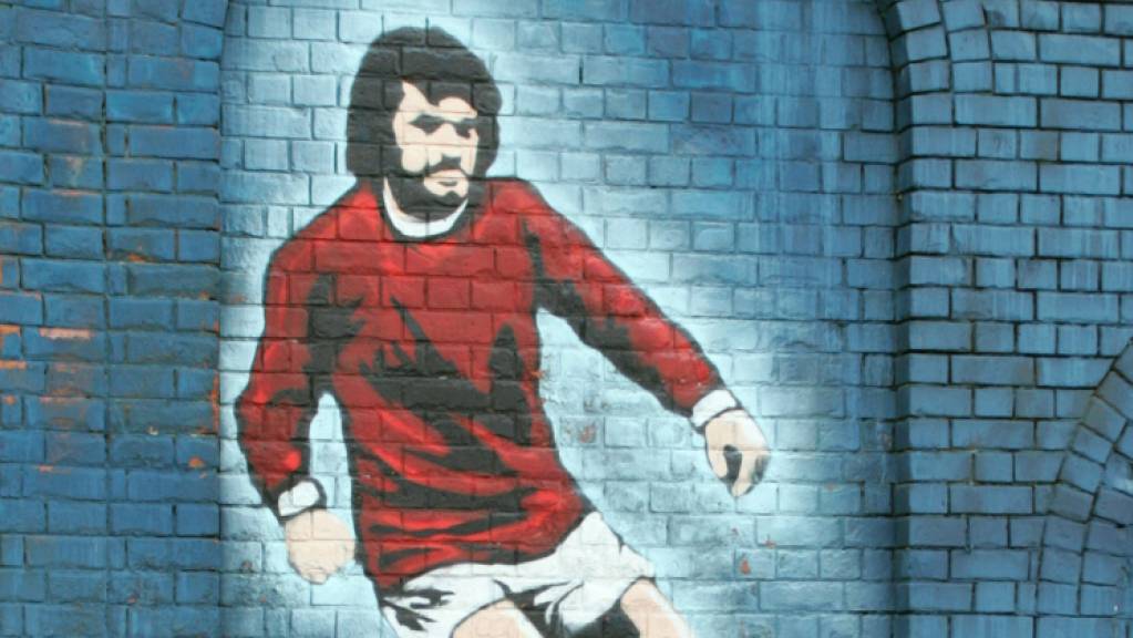 Noch heute heiss geliebt und verehrt: An der Mauer von Belfasts Stadion Windsor Park ist George Best mit einem Wandbild verewigt, vor dem Old Trafford in Manchester mit einer Statue