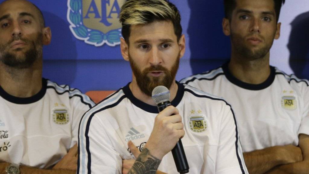 Lionel Messi verkündet im Beisein seiner Teamkollegen den Boykott