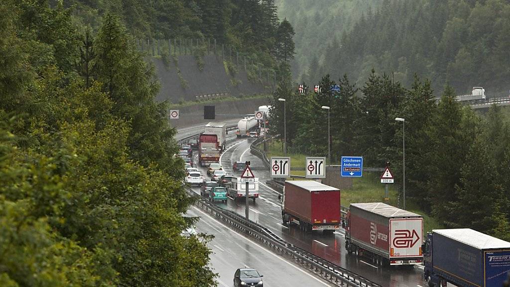 Erstmals sind im ersten Halbjahr 2016 weniger als 500'000 Lastwagen durch die Schweizer Alpen gefahren. Die Bahn hat im alpenquerenden Güterverkehr weitere Marktanteile gewonnen. (Archivbild)