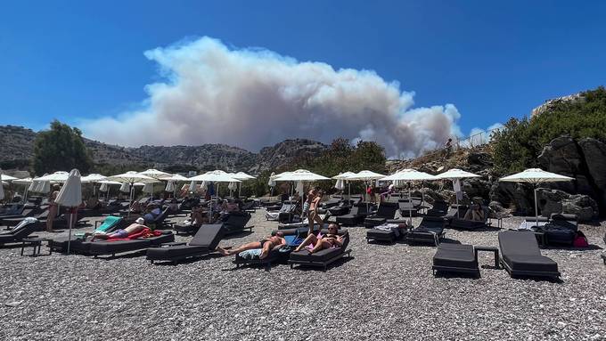Tausende Touristen fliehen vor Waldbrand auf Ferieninsel