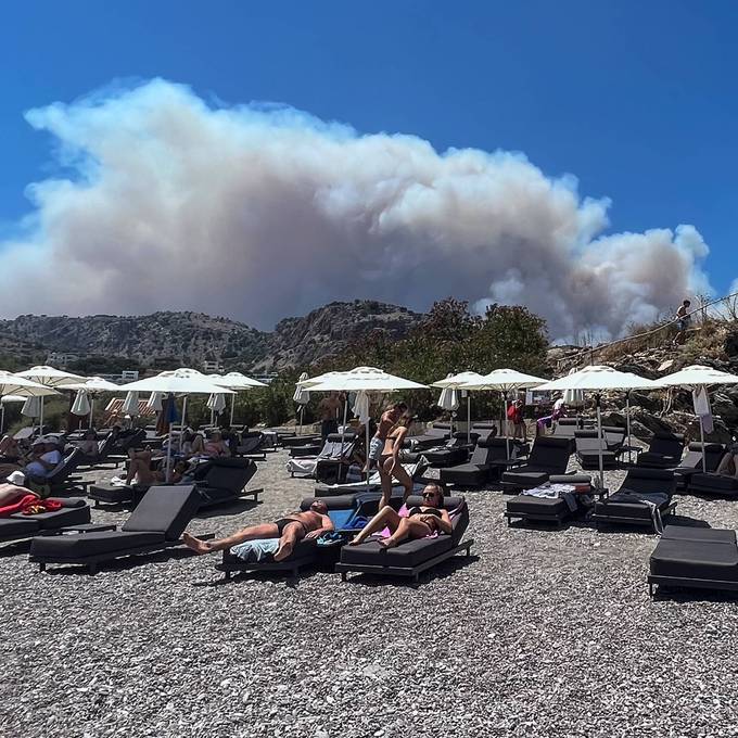 Tausende Touristen fliehen vor Waldbrand auf Ferieninsel