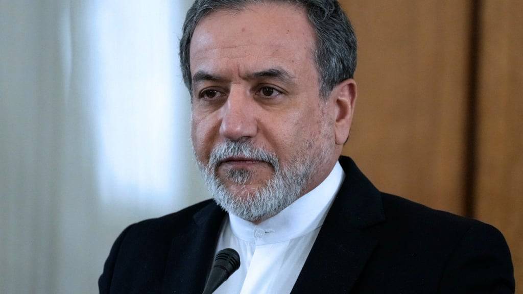 ARCHIV - Der iranische Außenminister Abbas Araghtschi nimmt an einer gemeinsamen Pressekonferenz mit seinem turkmenischen Amtskollegen teil. Die von Deutschland, Großbritannien und Frankreich (E3) eingeleitete Wiedereinführung von UN-Sanktionen sei «haltlos und unrechtmäßig», sagte Araghtschi. Foto: Vahid Salemi/AP/dpa (Archivbild)