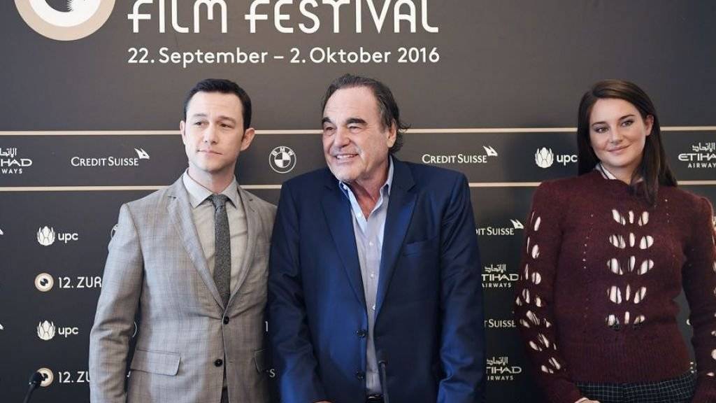 Regisseur Oliver Stone (Mitte) mit den Schauspielern Joseph Gordon-Levitt (l.) und Shailene Woodley (r.) während einer Medienkonferenz am Zurich Film Festival.