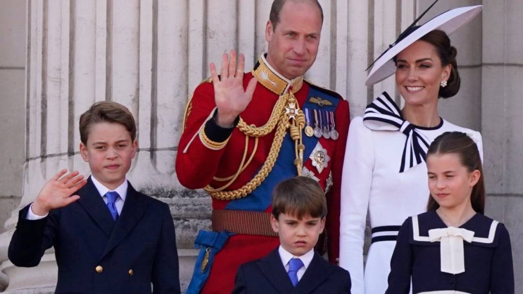ARCHIV - Prinz William und Kate stehen auf dem Balkon des Buckingham Palastes mit ihren Kindern Prinz George (l-r), Prinz Louis und Prinzessin Charlotte (Archivbild). Foto: Alberto Pezzali/AP/dpa