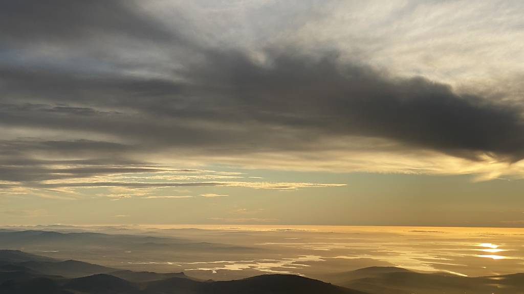 ARCHIV - Blick aus einem Flugzeug, das den Landeanflug auf die Falklandinseln beginnt. Foto: Benedikt von Imhoff/dpa