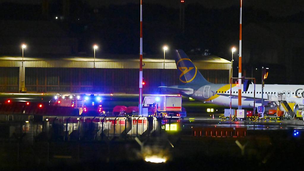 dpatopbilder - Einsatzkräfte sind am Hamburger Flughafen im Eisatz. Foto: Jonas Walzberg/dpa