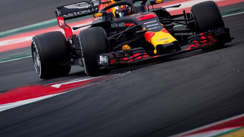 Daniel Ricciardo im Red-Bull-Renault bei den Testfahrten in Montmeló
