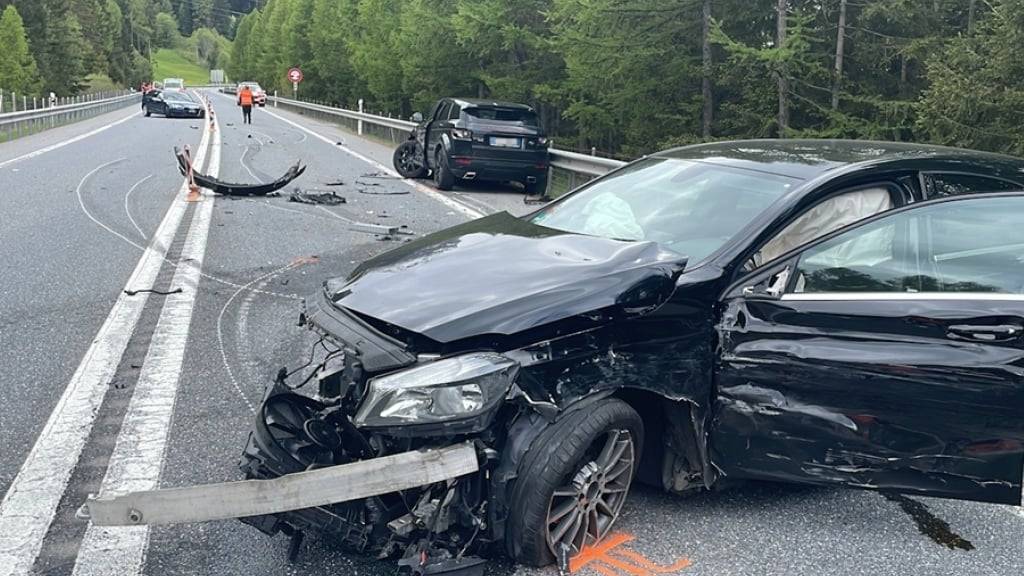 Zuvorderst ist das Auto des Deutschen. Er wurde wie der Italiener des zweiten Autos mittelschwer verletzt. Der Schweizer im hintersten Auto erlitt leichte Verletzungen.