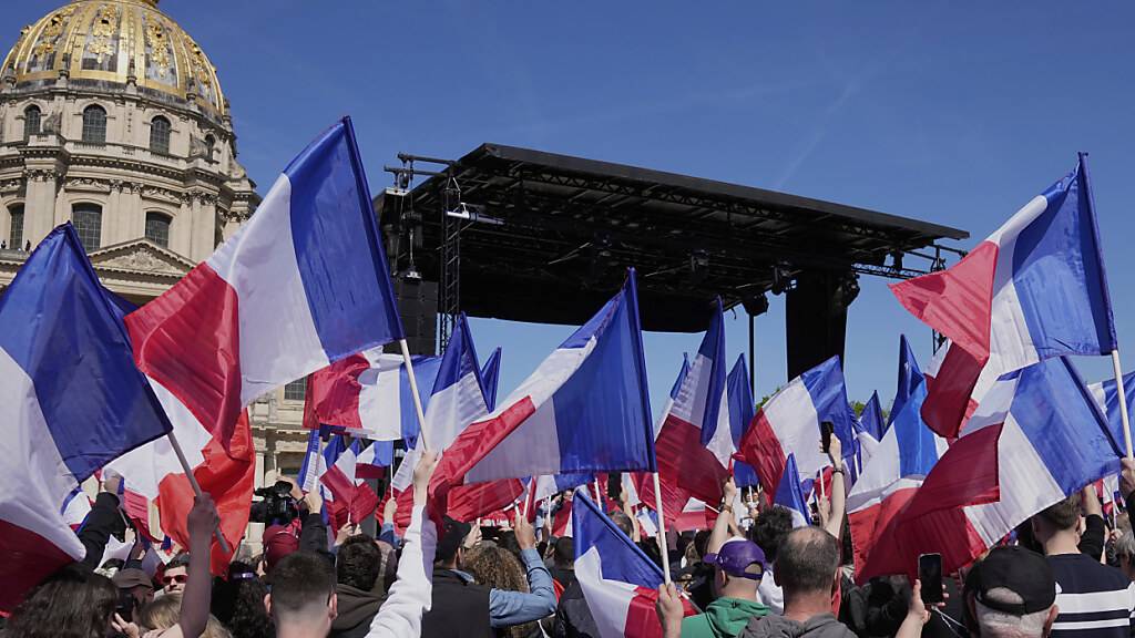 Menschen nehmen in der Nähe des Parlaments an der Kundgebung der rechten Partei Rassemblement National (RN) nach dem Ausschluss der Rechtspopulistin Marine Le Pen von Wahlen durch ein Gericht teil. Foto: Michel Euler/AP/dpa