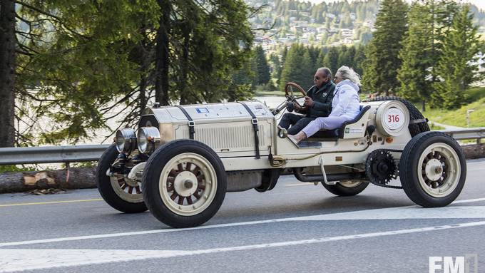 Motoröl und gäselnde Oldtimer-Papis