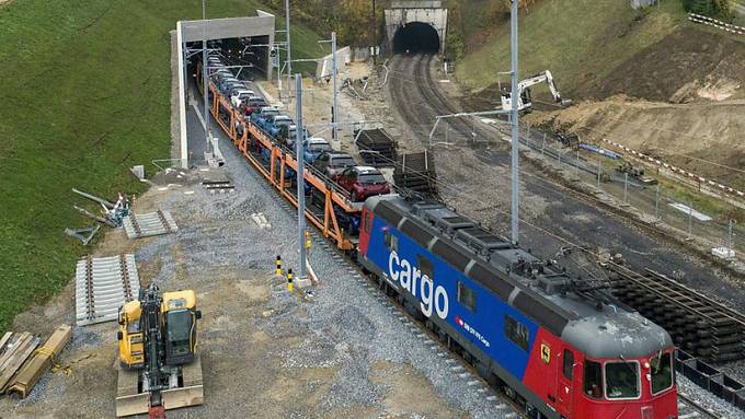 Personen- und Güterzüge rollen durch neuen SBB-Bözbergtunnel