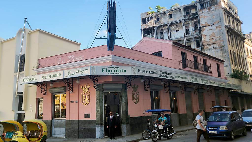 PRODUKTION - In der Altstadt der kubanischen Hauptstadt steht die seit 1817 bestehende Bar El Floridita. Sie ist f ̧r den Cocktail DaiquirÌ bekannt, den dort auch der US-Schriftsteller Hemingway gerne trank, der zwischen 1932 und 1960 zeitweise in Kuba lebte. Foto: Nick Kaiser/dpa