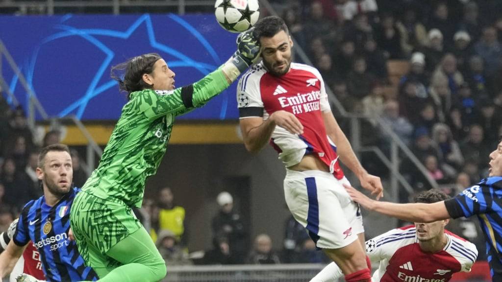 Yann Sommers brenzligster Moment: Der Schweizer Keeper trifft Mikel Merino bei einer Rettungstat mit den Fäusten am Kopf