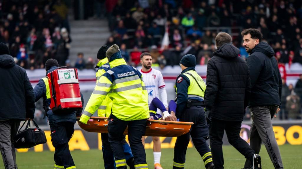 Nelson Palacio wird mit der Bahre vom Platz getragen