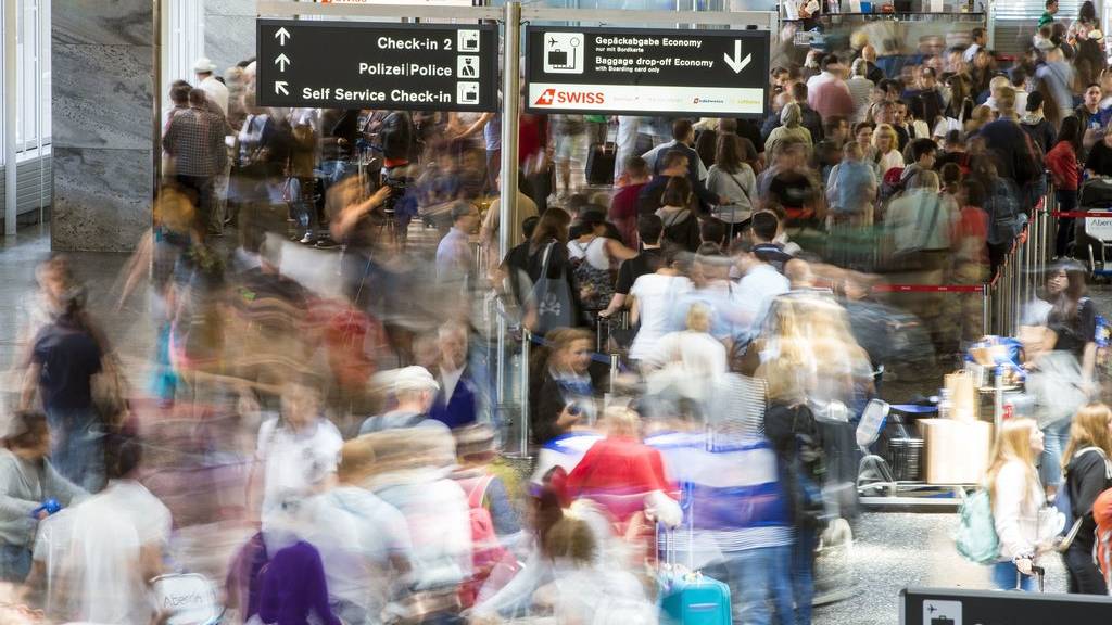 Rund Hunderttausend Fluggäste pro Tag verzeichnet der Flughafen in  Zürich zurzeit