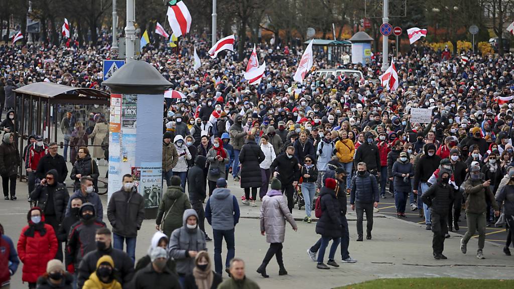Demonstranten nehmen mit historischen belarussischen Fahnen an einer Kundgebung der belarussischen Opposition am 1. November teil.