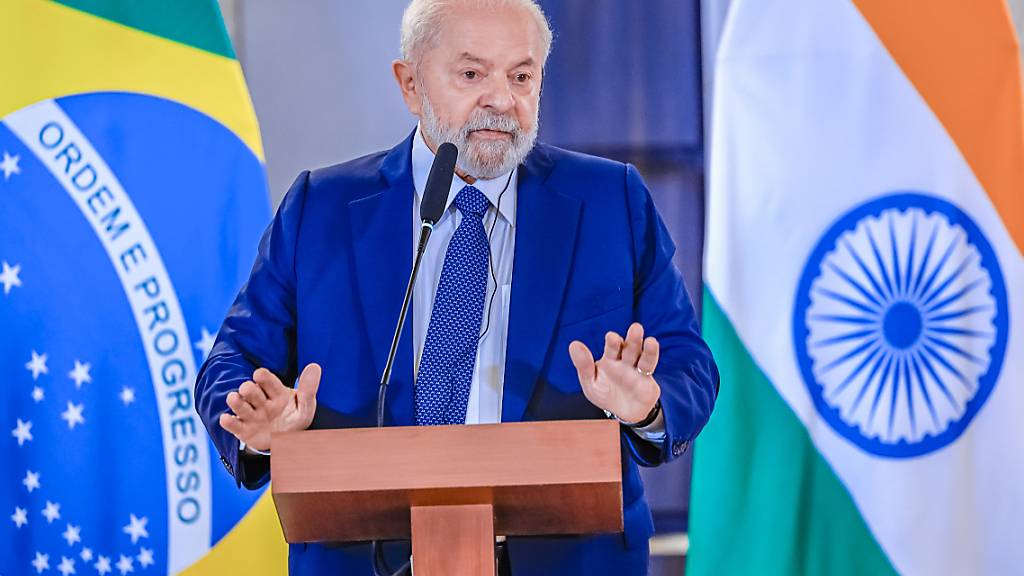HANDOUT - Auf diesem vom brasilianischen Präsidentenamt zur Verfügung gestellten Bild spricht Luiz Inacio Lula da Silva, Präsident von Brasilien, auf einer Pressekonferenz. Der brasilianische Staatschef hat seine Aussage auf dem G20-Gipfel in Indien relativiert, wonach Russlands Präsident Putin bei einem Besuch in Brasilien keine Verhaftung zu befürchten hat. Foto: Ricardo Stuckert/Palacio Planalto/dpa - ACHTUNG: Nur zur redaktionellen Verwendung und nur mit vollständiger Nennung des vorstehenden Credits