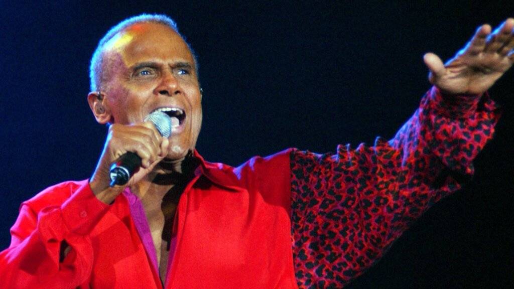 Sänger und Entertainer Harry Belafonte singt zum Auftakt seiner Deutschland-Tournee 2003.