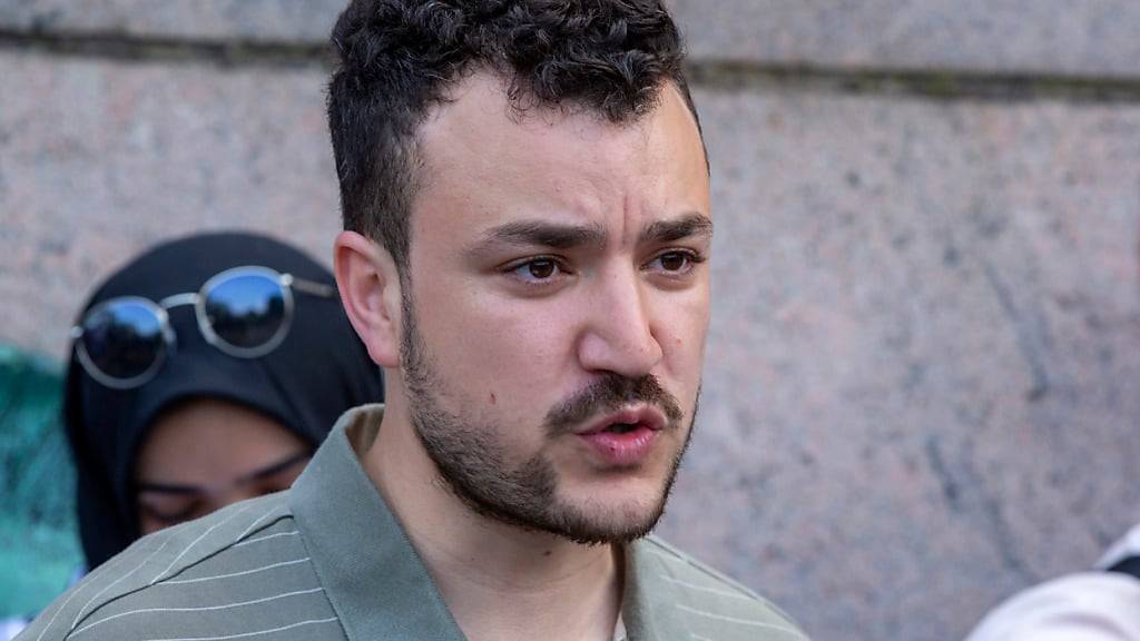ARCHIV - Der studentische Unterhändler Machmud Chalil befindet sich auf dem Campus der Columbia University in New York in einem propalästinensischen Protestlager. Foto: Ted Shaffrey/AP/dpa