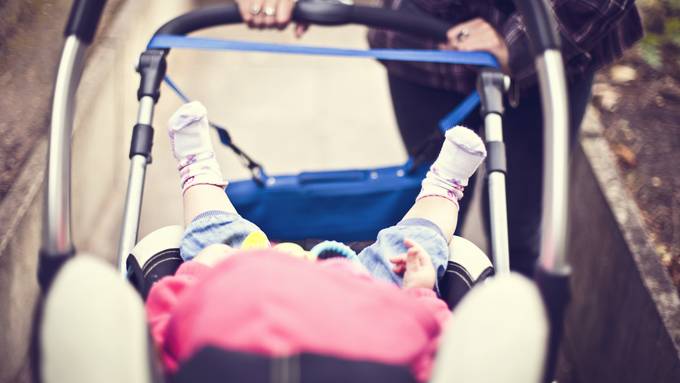 Kinderwagen mit Baby rollt in die Reuss – Frau eilt zur Rettung