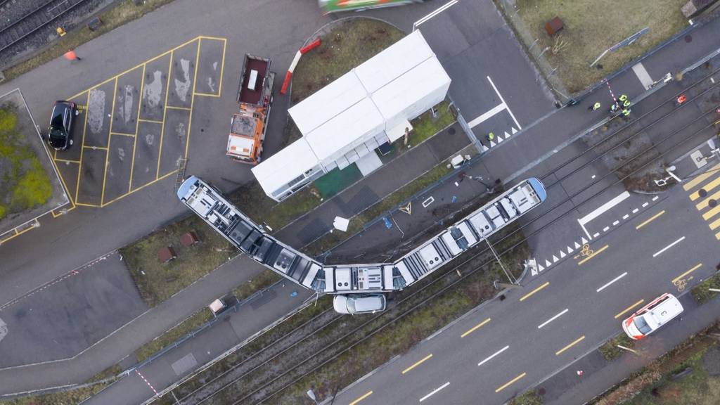 Tram entgleist nach Kollision mit Auto