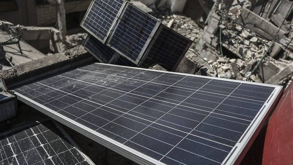 Solarpanels in Gebäudetrümmern nahe Damaskus zur Gewinnung von Strom