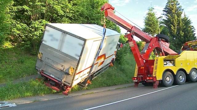 Moosleerau: LKW Irrfahrt endet am Hang