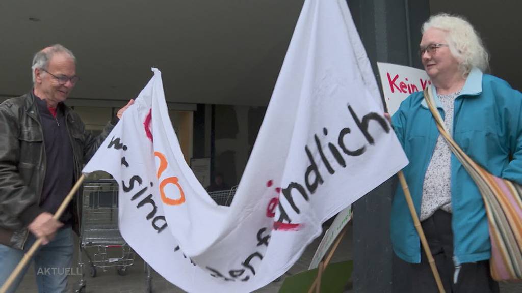«Wägeli-Demo»: Im Aarauer Telli Center demonstriert eine Gruppe Senioren