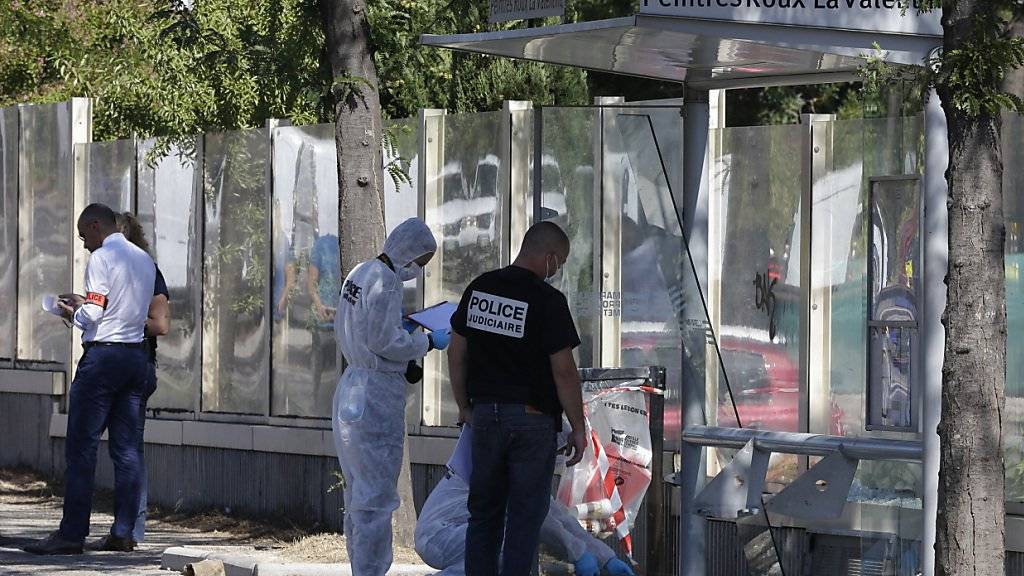 Ein Autofahrer ist in Marseille in zwei Bushaltestellen gerast und hat mindestens eine Person getötet.