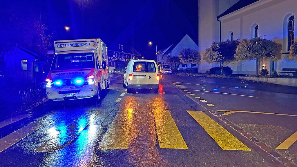 In Herdern TG ist ein Fussgänger von einem Auto frontal erfasst worden.