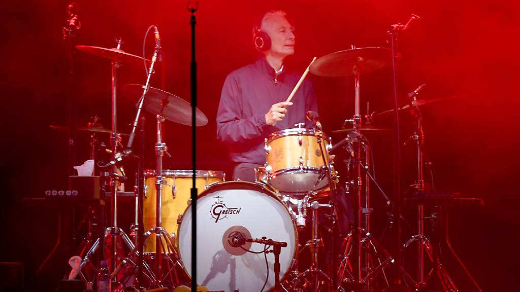 ARCHIV - Drummer Charlie Watts beim Auftaktkonzert der Europatour der «Rolling Stones». Foto: picture alliance / Carsten Rehder/dpa