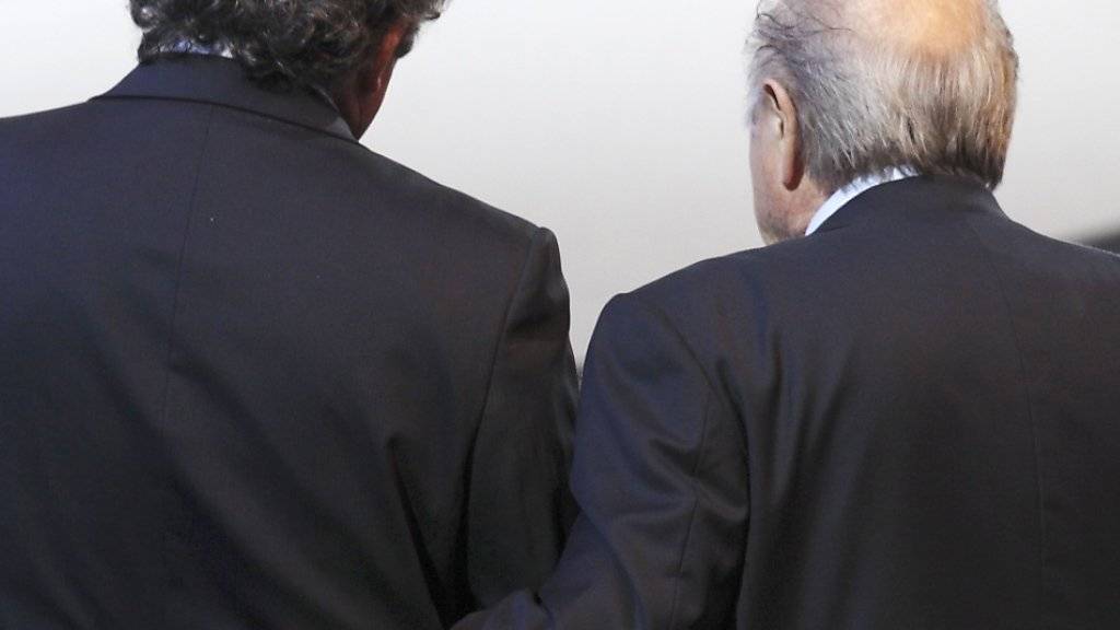 Michel Platini und Sepp Blatter stehen mit dem Rücken zur Wand