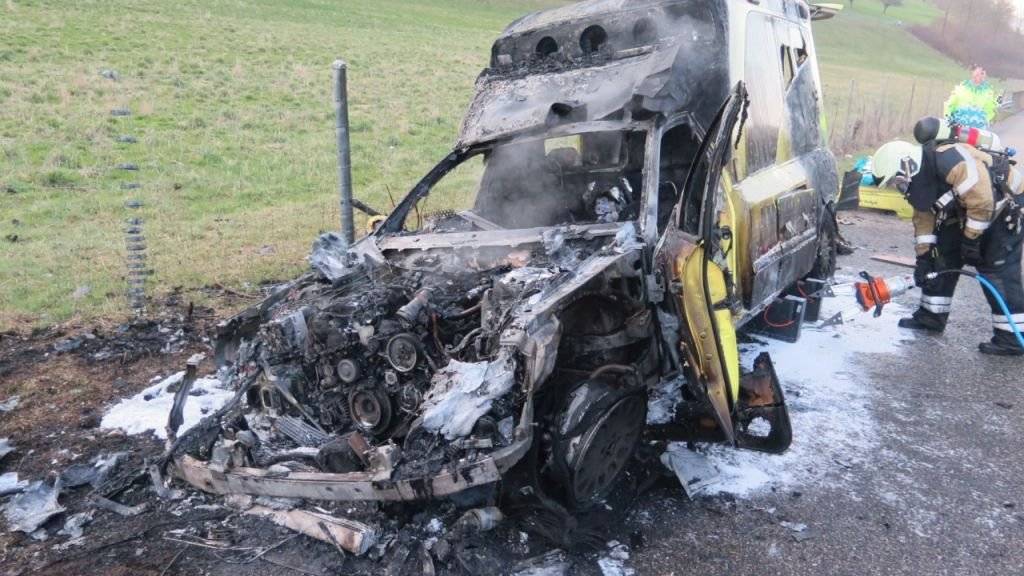 Ein niederländisches Ambulanzfahrzeug ist am Dienstag auf der Autobahn bei Tenniken BL ausgebrannt.