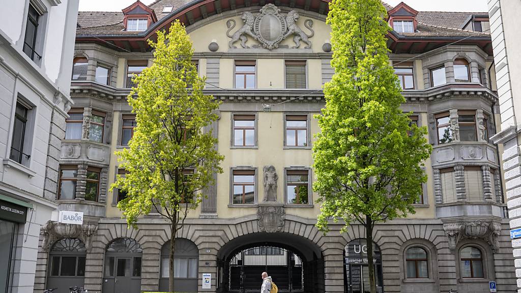 Die Luzerner Stadtregierung sieht einer Überdachung von Parkplätzen mit Solaranlagen positiv gegenüber. (Symbolbild)