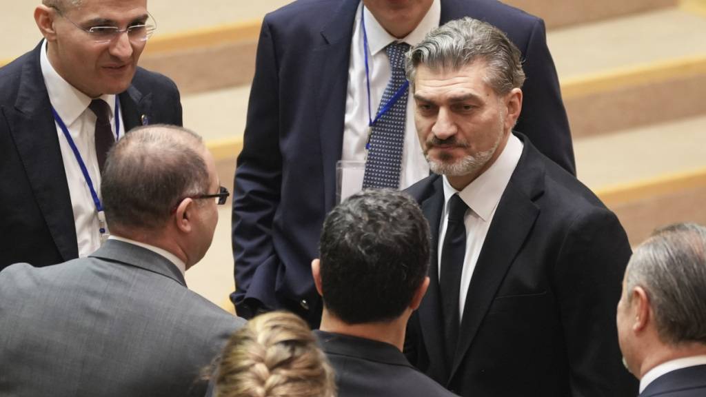 ARCHIV - Der gewählte georgische Präsident Michail Kawelaschwili , Mitte, wird von den Mitgliedern des Wahlkollegiums im georgischen Parlament begrüßt. Foto: Uncredited/AP/dpa