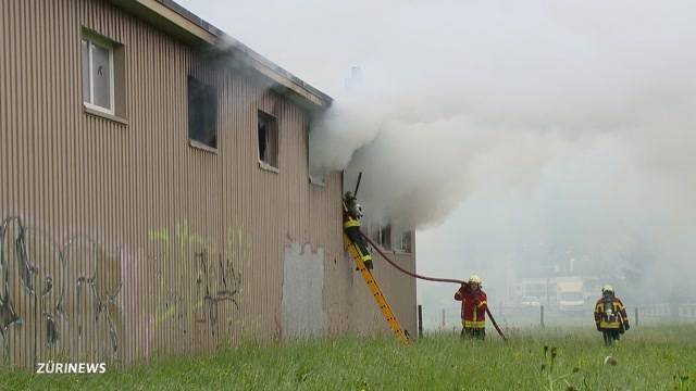 Brand in Kerzenfabrik stellt Feuerwehr auf Probe