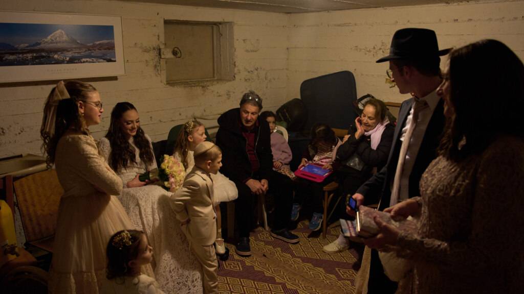 dpatopbilder - Eine Braut und ihre Familie gehen während eines Hochzeitsfotoshootings in einem Luftschutzkeller in Deckung, nachdem das israelische Heimatfrontkommando vor Raketen gewarnt hat, die vom Iran auf das Zentrum Israels abgefeuert werden. Foto: Oded Balilty/AP/dpa