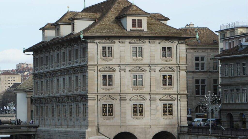 Einer Aushöhlung des historischen Rathauses am Limmatquai stellt sich auch das Baurekursgericht entgegen. (Archivbild)