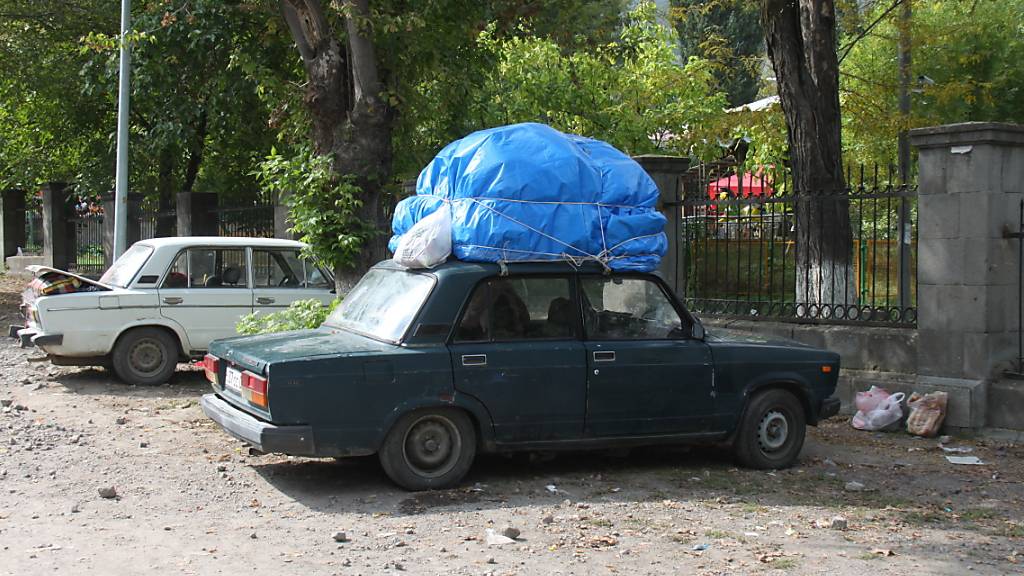 Die Menschen aus Berg-Karabach reisen mit Hab und Gut im Auffanglager in Goris an der Grenze Armeniens an. Foto: André Ballin/dpa