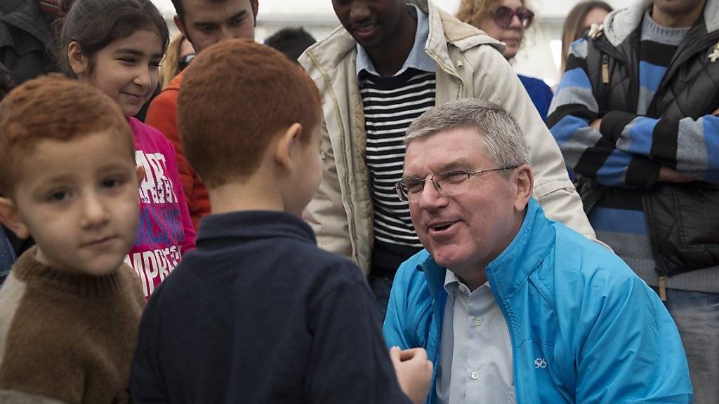 IOC-Präsident Thomas Bach besuchte in Athen Flüchtlinge