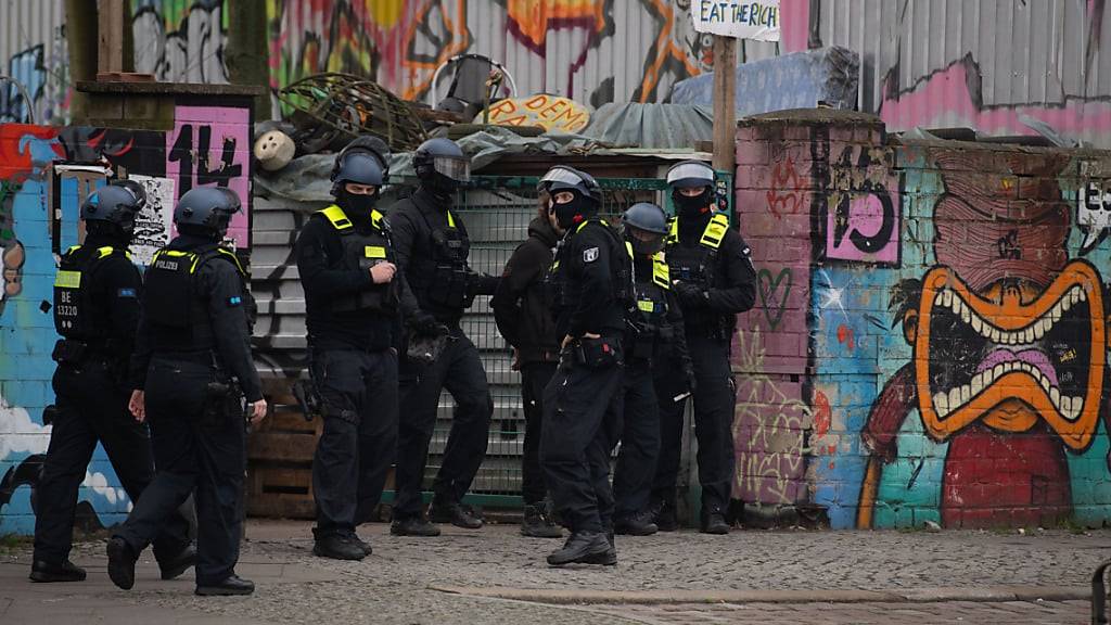 Einsatzkräfte stehen an einem Grundstück. Foto: Paul Zinken/dpa