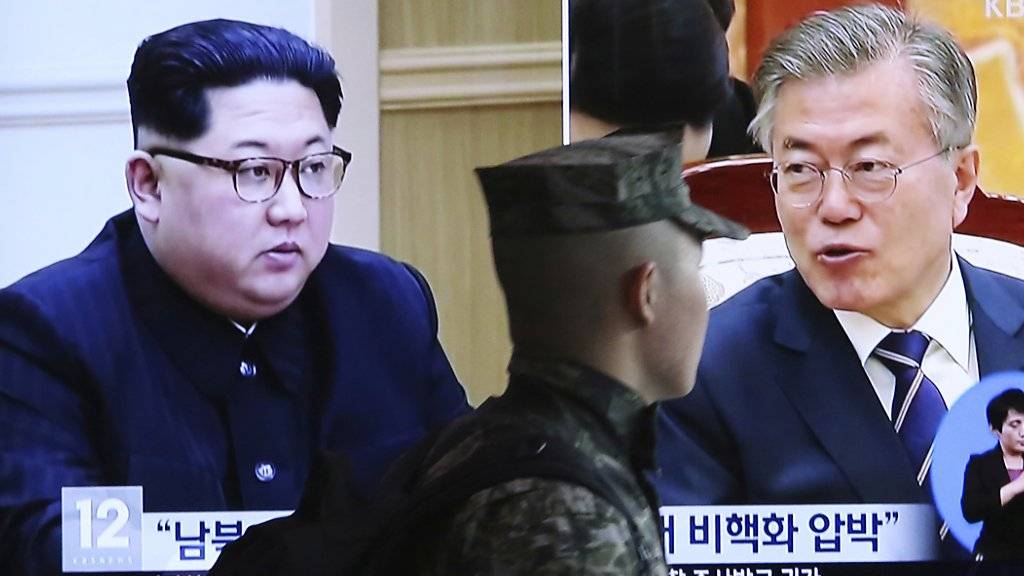 Ein Gipfeltreffen zwischen Kim (l.) und Moon (r.) steht bevor: Stampft Nordkorea tatsächlich sein Atombomben-Programm ein?