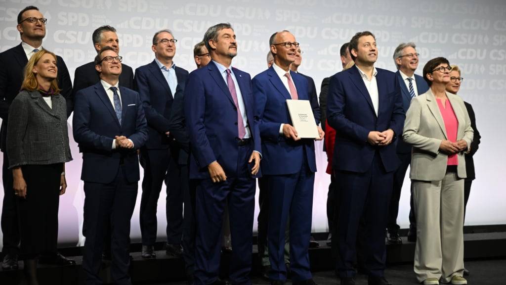 dpatopbilder - Präsentation des unterschriebenen Kalitionsvertrages, unter anderen mit CDU-Chef Friedrich Merz, CSU-Chef Markus Söder, SPD-Chef Lars Klingbeil und SPD-Chefin Saskia Esken. Foto: Bernd von Jutrczenka/dpa