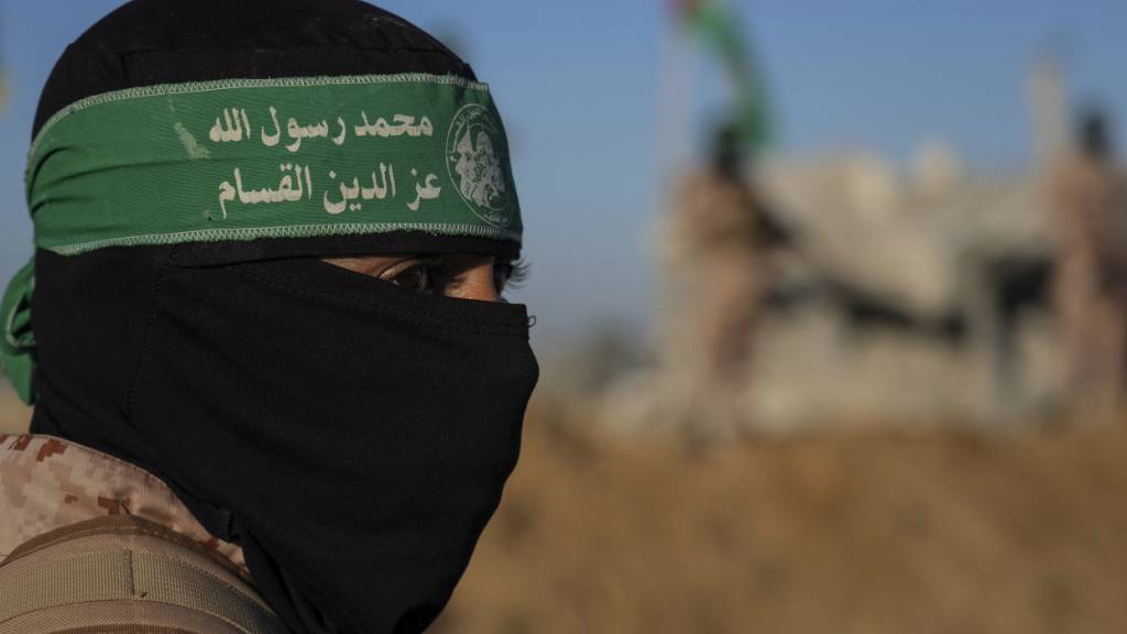 ARCHIV - Hamas-Kämpfer gehen im Februar vor einer geplanten Freilassung von Geiseln im Gazastreifen in Stellung. Foto: Abdel Kareem Hana/AP/dpa