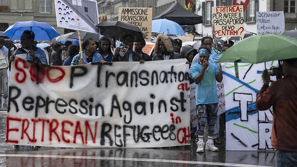 Etwa 800 Eritreer demonstrierten am Samstag auf dem Bundesplatz und in der Berner Innenstadt.