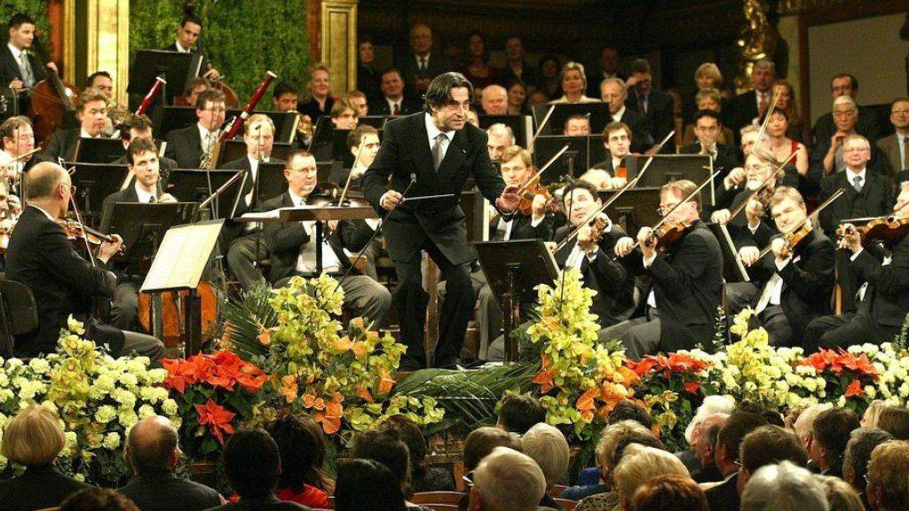 14 Jahre nach seinem letzten Neujahrskonzert mit den Wiener Philharmonikern gibt Riccardo Muti (M) eine Neuauflage. (Archivbild)