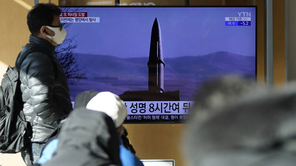 Menschen sehen auf einen Fernsehbildschirm in einem Bahnhof in Seoul, Südkorea. Mit Archivbildern wird hier über den nordkoreanischen Raketenstart berichtet. Foto: Lee Jin-Man/AP/dpa